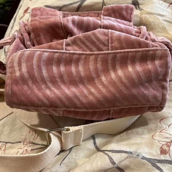 Urban Outfitters Small Wavy Pink Mini Tote Velvet Crossbody Shoulder Bag - Picture 7 of 8